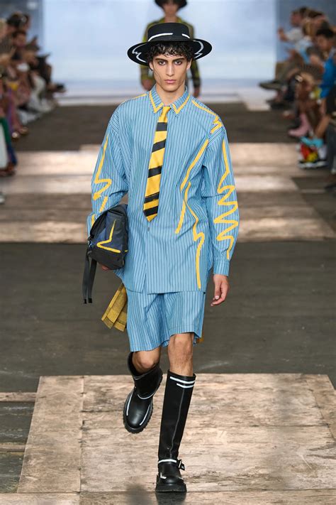 versace vestiti ragazzo|Collezione Uomo Primavera Estate 2023 .